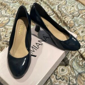 Amiana Navy patent leather 2 1/4” kitten heeled shoes sz 3 kids